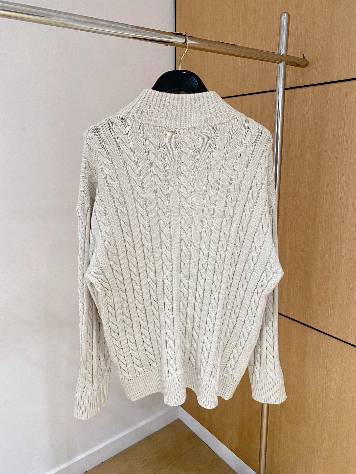 🅿️420 【POLO Paul】Autumn and winter classic round neck pullover sweater, in full condition! ! ! Wool blended fabric, the latest model in 2025, golden ratio! ! Slim-fitting soft gold, versatile and practical item, the combination and practicality are extremely powerful, simple and elegant, and classy! To create your own style, it is highly recommended to buy it in two colors. The standard slim fit tailoring process is suitable for both young and old men. It is knitted from wool and will not cause any discomfort! While keeping warm, it is stylish, textured and wearable, and the classic logo with contrasting colors on the chest feels in place! ! Recommended for regular customers! ! Size M-3XL (maximum wear: 190 pounds)